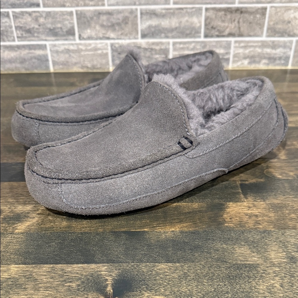 UGG Ascot Gray Suede Slippers Men's size 7
